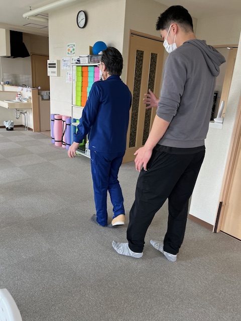 運動特化型デイサービスセルフ豊岡での個別歩行訓練の様子