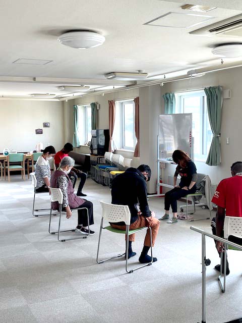 運動特化型デイサービスセルフ豊岡でのシニアヨガ風景