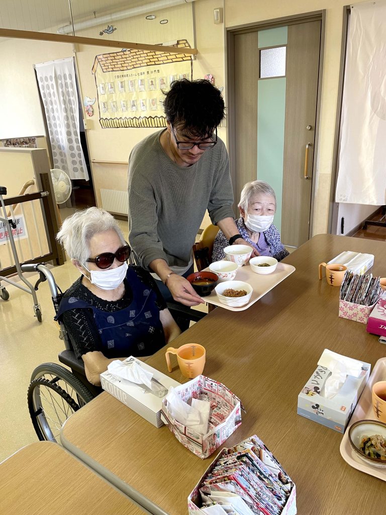 セルフ2号館スタッフの食事介助風景