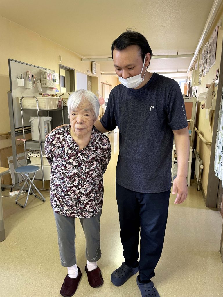 セルフ2号館スタッフの歩行介助風景