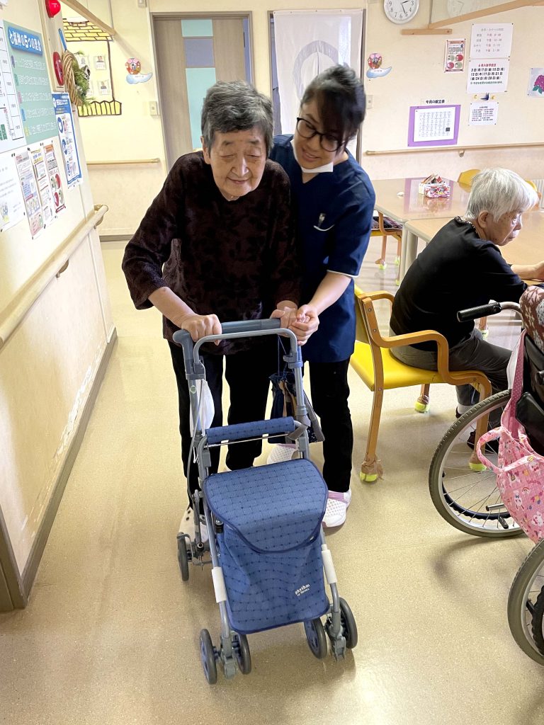 セルフ2号館スタッフの歩行介助風景