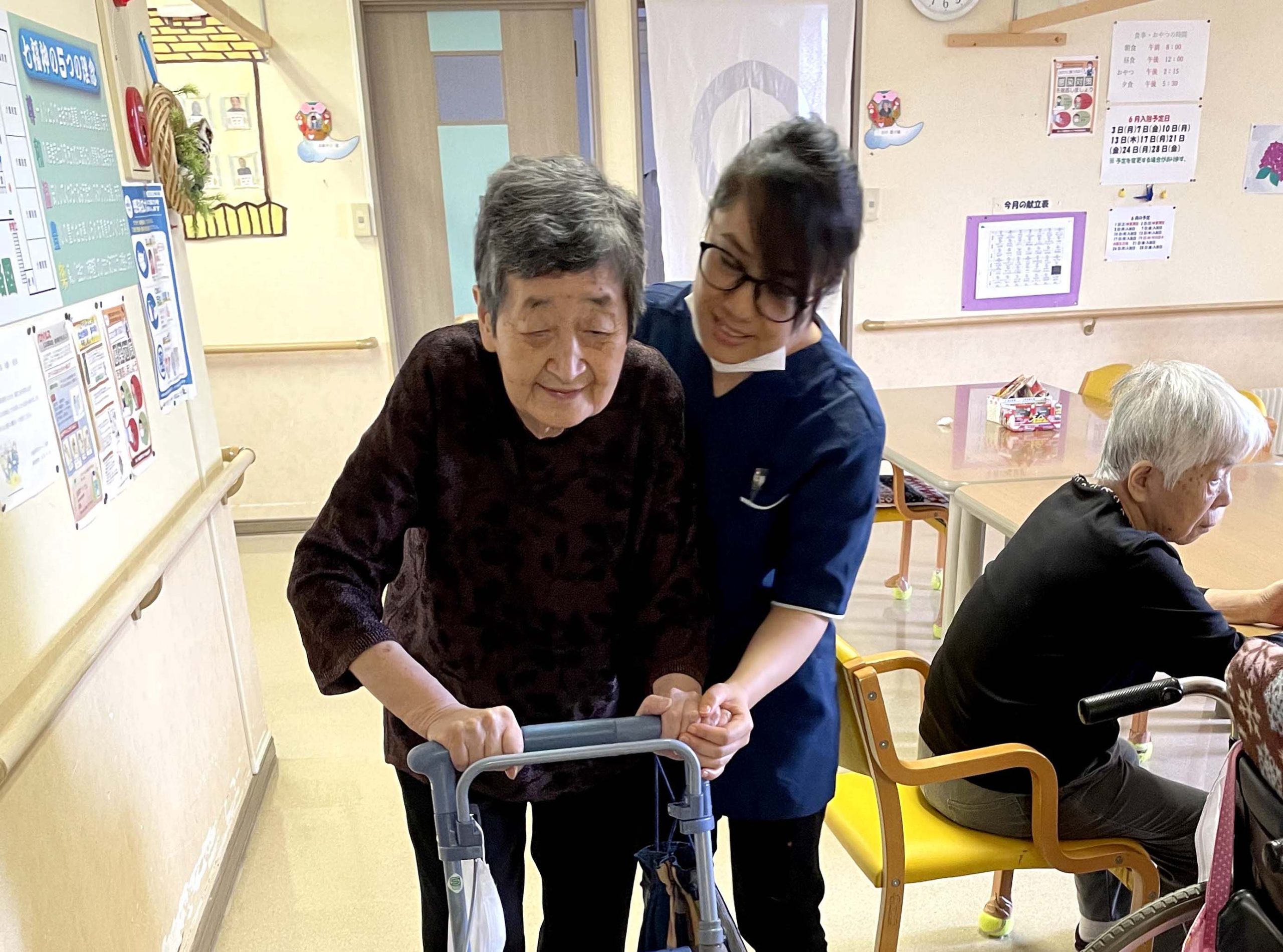 セルフ2号館スタッフの歩行介助風景