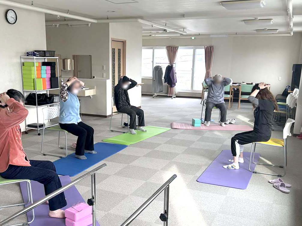 セルフ豊岡スタッフによるシニアヨガ風景